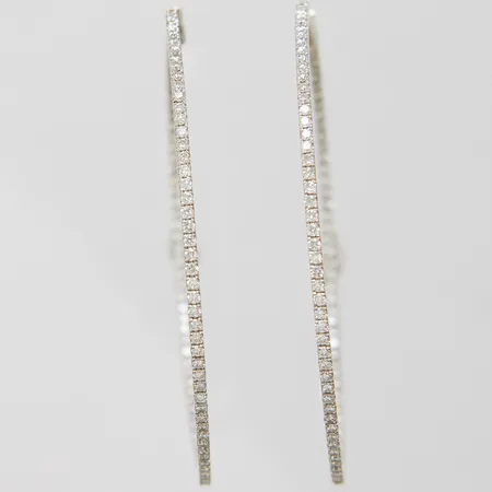 Ett par örhängen med diamanter 206 x ca0,01ct, Ø 58mm, bredd 1,5mm, vitguld, behov av omrodiering, ostämplade, 18K Vikt: 13,1 g