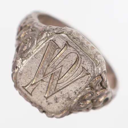 Klackring med monogramgravyr "WP" stl 20, bredd: 4,5-16mm, silver 800/1000 Vikt: 13,5 g