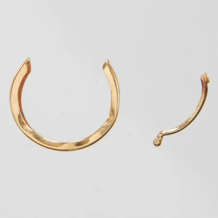 Örhänge, udda, skadat, 18K Vikt: 0,3 g