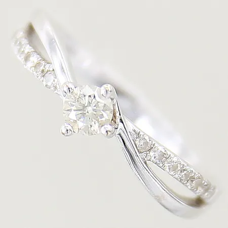 Ring med diamanter 1 x 0,16ct, 14 x 0,007-0,008ct, totalt 0,17ctv enligt gravyr, stl 16¼, bredd 2-5mm, vitguld, 18K Vikt: 2,4 g