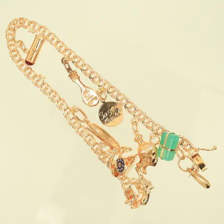 Berlockarmband bismarck med 9 berlocker varav en skadad och en graverad, 18cm bredd 4mm, länk skadad där det tidigare funnits 2 berlocköglor, 18K 13,6g totalt. 