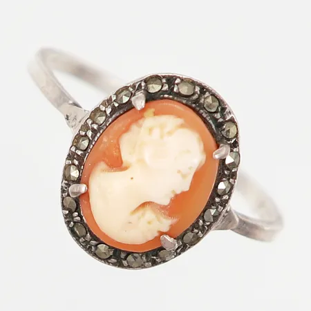 Ring med camé samt markasiter stl 18¼, bredd: 1-13mm, silver 830/1000 Vikt: 1,9 g