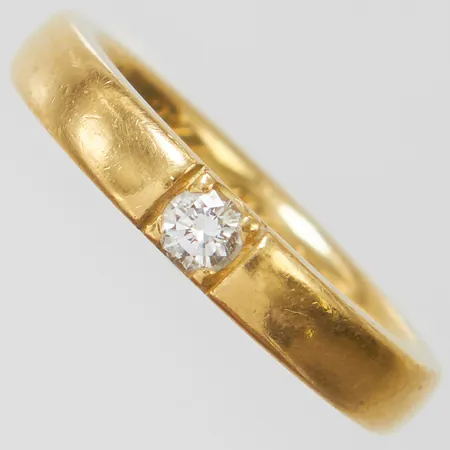 Ring med diamant 1 x ca 0,13ct, stl16¼, bredd 3,5mm, gravyr, 18K Vikt: 5,9 g