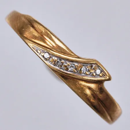 Ring med diamanter ca 5x0,005ct, stl: 19, bredd ca 1-5mm, 18K Vikt: 1,6 g