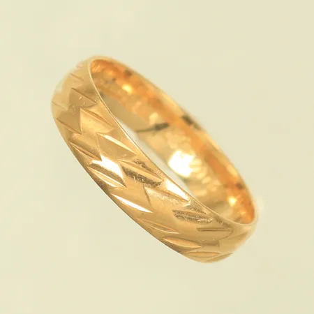 Ring med mönster stl 19¾, bredd 5mm, gravyr, sliten, 18K, 4,3g Vikt: 4,3 g