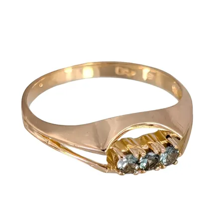 Ring, 18K guld, gröna stenar, svensk kontrollstämpel, Ø18¼ mm, bredd 2-7 mm, fint skick, stenar utan anmärkning Vikt: 2,9 g