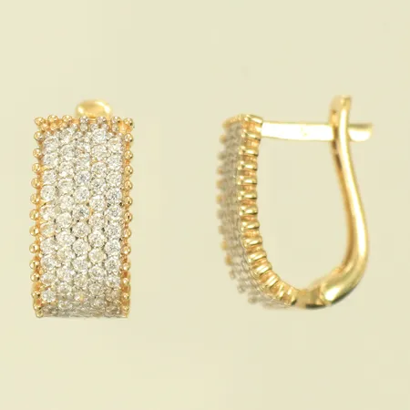 Ett par örhängen med vita stenar 15x7mm, 14K 3,8g totalt