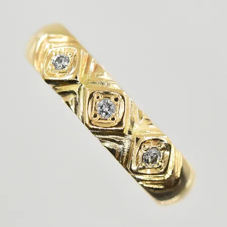 Ring med vita stenar, stl 18½, bredd 5 mm, gravyr, 18K. Vikt: 4,9 g