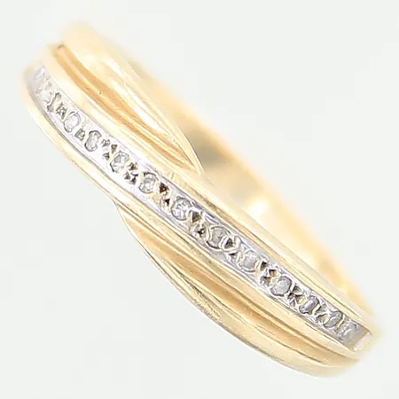 Ring med diamanter 15 x ca 0,005ct, stl 17, bredd 2-5mm, 18K  Vikt: 2,3 g