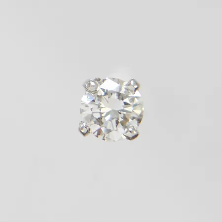 Ett udda örhänge med diamant 1 x ca 0,23ct, W/VS Ø 4mm, vitguld, saknar stoppers, 18K Vikt: 0,3 g
