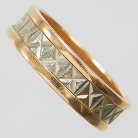 Ring med mönsterdekor, stl17, bredd 5,5mm, tvåfärgad, gravyr, 18K Vikt: 4,3 g