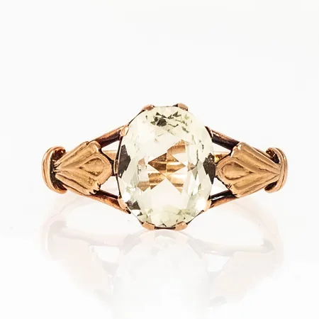 Ring i 14K guld med ljusgrön sten. Den är i storlek 18½, är 2 - 10,5 mm bred och väger 2,8g. Nötta/skadade klor, skador på sten.