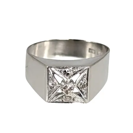 Ring, 18K vitguld, Diamanter 1 x 0,02ct + 4 x 0,005ct, tillverkarstämpel JP, svensk kontrollstämpel, Ø 16,0 mm, bredd 4 - 7,5 mm Vikt: 3,1 g