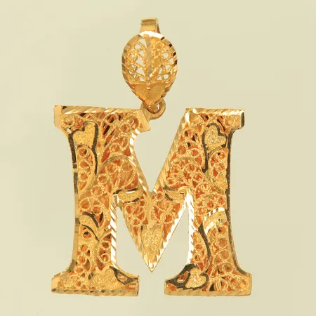 Hänge "M" med genombruten dekor, längd 34mm inkl ögla, bredd 25mm, 21K, 5,7g Vikt: 5,7 g