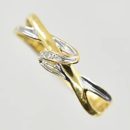 Ring med vit sten, GHA, stl 16¾, bredd 2-6 mm, gulguld/vitguld, 18K. Vikt: 1,5 g