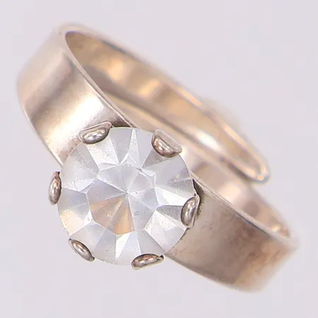 Ring med bergkristall, stl 16 med regelbar skena, år 1996, 925/1000 silver Vikt: 2,3 g