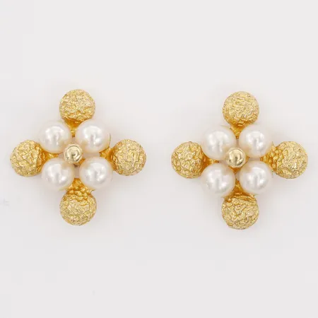 Ett par örhängen med pärlor, längd: 15mm, bredd: 10mm, 18K guld.  Vikt: 3,6 g