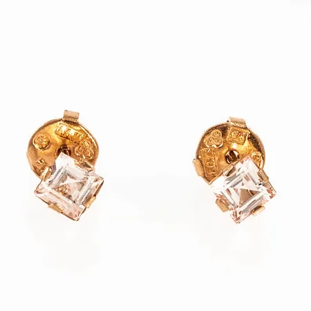 Örhängen i 18K guld med vit sten (cz). De är 4,5 x 4,5 mm och väger 1,0g.