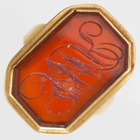 Signetring med karneol, monogramgravyr, Ø20, bredd: 2-26,1mm, skev skena, 18K, 6,0g Vikt: 6 g