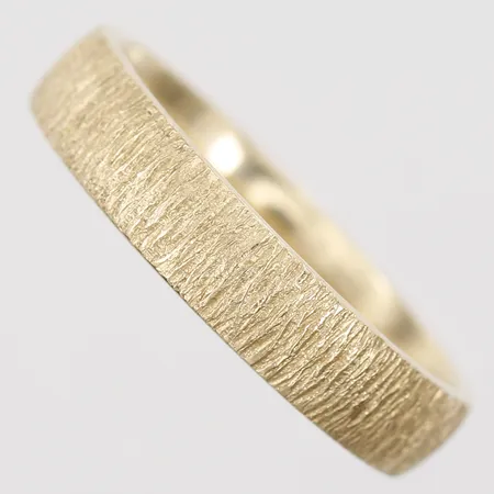 Ring, stl: 18¾, bredd: 4mm, personlig gravyr, 14K guld.  Vikt: 5,1 g