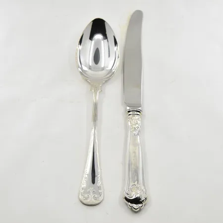 Gammal Fransk samt Sachsisk, GAB, 1 sked, 1 knivar med stålblad, längd 18½ cm, 20 cm, 830/1000 silver. Vikt: 116,1 g