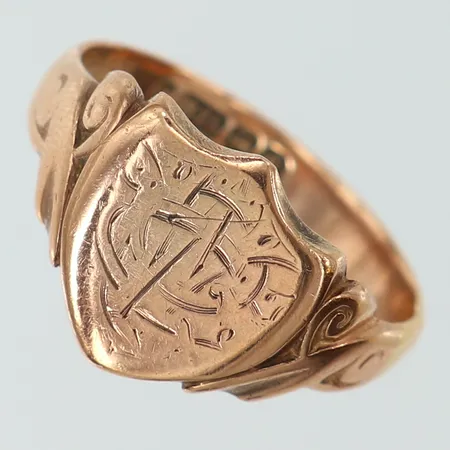 Ring med monogram, stl: 19¾, bredd 4-13mm, 9K.  Vikt: 0 g