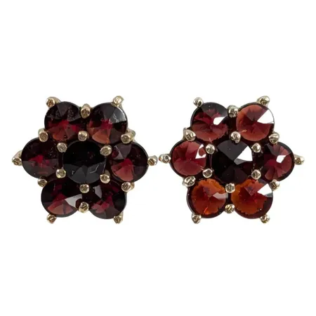 Örhängen, ett par, Granater, förgyllt silver 830/1000, Ø9 mm, samtliga stenar utan anmärkning, tillverkarstämpel HE, originalploppar, fint skick Vikt: 2,2 g