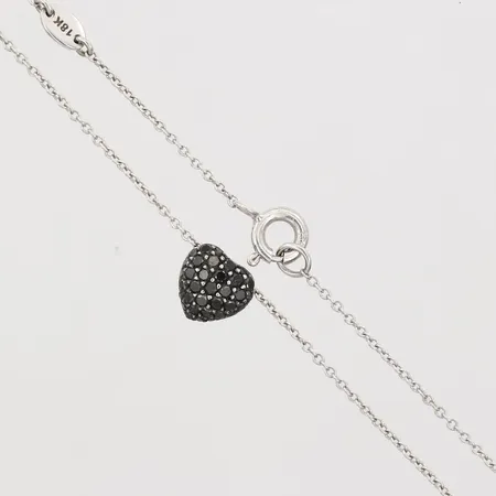 Collier, Engelbert Pavé heart necklace, Ankarlänk med integrerat hänge i form av ett hjärta med svarta briljantslipade diamanter totalt 0,25ctv enligt gravyr, kedjans längd: 46cm, bredd: 1mm, hängets mått: 7 x 7,5 mm, 18K vitguld. Vikt: 2,6 g