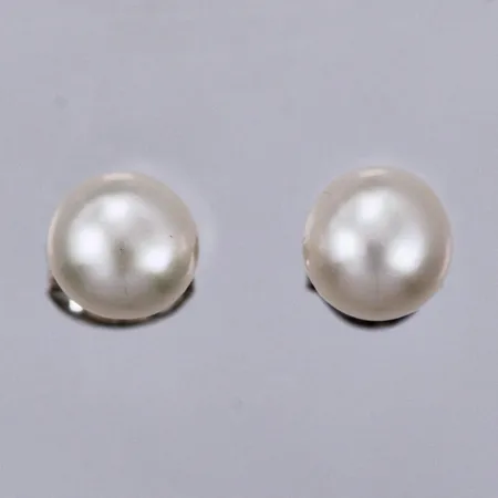Ett par örhängen med odlade pärlor Ø 6mmbuckliga stift, stopp saknas, 18K Vikt: 0,8 g