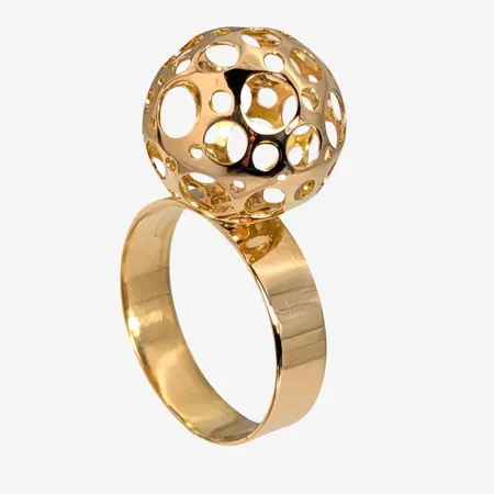 Ring, 18K guld, möjligen Liisa Vitali "Leppäkerttu", Ø18½ mm, skenans bredd 5 mm, klotets diameter 15 mm, stämplar: 750 och svensk kontrollstämpel, litet märke bak på skenan Vikt: 4,5 g