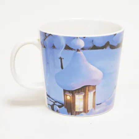 Muminmugg Trollvinter/Midwinter, motivet är baserat på den 3D-animerade serien Moominvalley från 2019, höjd: 8cm, volym: 0,3l, stämplad Moominvalley by Arabia, spökstämpel QC0319, tillverkad mars 2019
