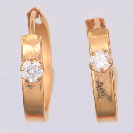 Ett par örhängen med vita stenar, 18mm, defekta, skeva, vikskador, 18K Vikt: 0,9 g