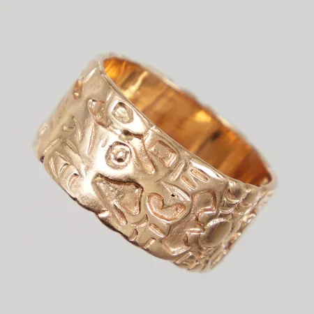 Ring med mönsterdekor, stl 22, bredd 12mm, BOS, 18K Vikt: 13,6 g