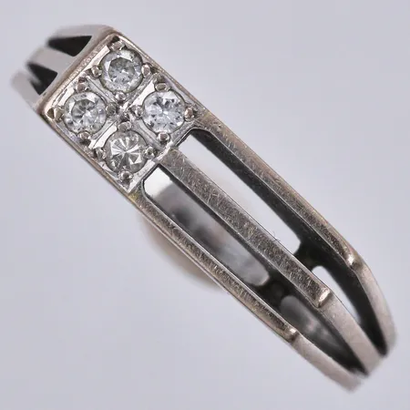 Ring med diamanter ca 4x0,02ct, stl: 17, bredd ca 2-5mm, 14K Vikt: 5,5 g