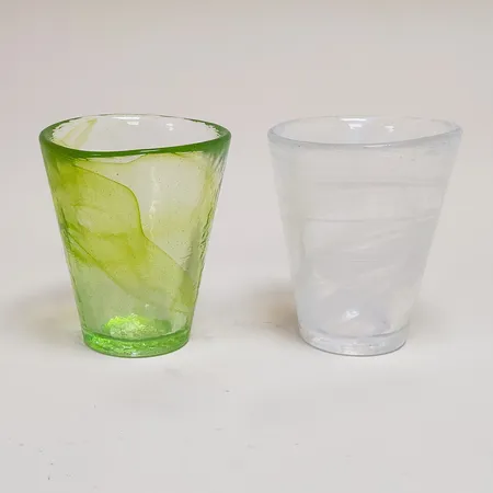 2 Vattenglas Mine Tumbler Ulrica Hydman-Vallien Kosta Boda, vitt samt grönt, höjd: 11cm, volym: 0,3l, signerade Skickas med postpaket.