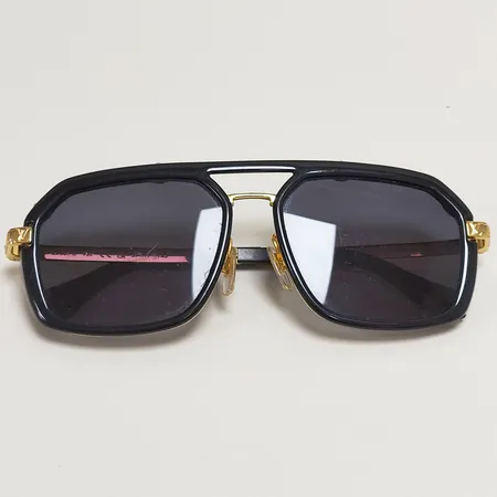 Solglasögon Louis Vuitton Rush Aviator Sunglasses, ref.nr: Z2067U, svart acetat samt metall, 57x17, Made in Italy, repor på glas, slappa skalmar, skavmärken, kvittokopia från Louis Vuitton Birger Jarlsgatan 2024, inga övriga tillbehör