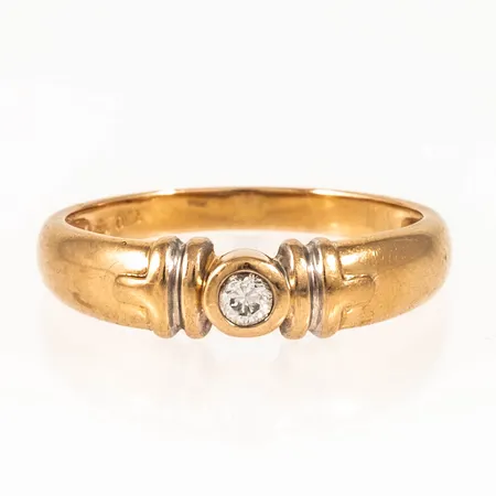 Ring i 18K guld med 1 x c:a 0,10ct briljantslipad diamant. Den är i storlek 17¾, är 2,3 - 5 mm bred och väger 2,8g. Stämplad 750 och kattfot. 