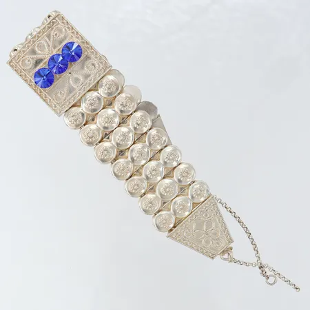 Collier med blåa stenar, ca 33,5cm, bredd 2-31mm, flerdelat, ihopsatt med tråd, lås saknas. 925/1000 silver Vikt: 55,2 g