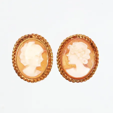 Ett par örhängen med snäckskalscamé, höjd:12mm, bredd;10mm, stift med stoppar, 18K  Vikt: 2,3 g