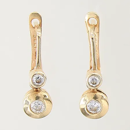 Ett par örhängen med vita stenar, 20X5mm, 14K  Vikt: 3,1 g