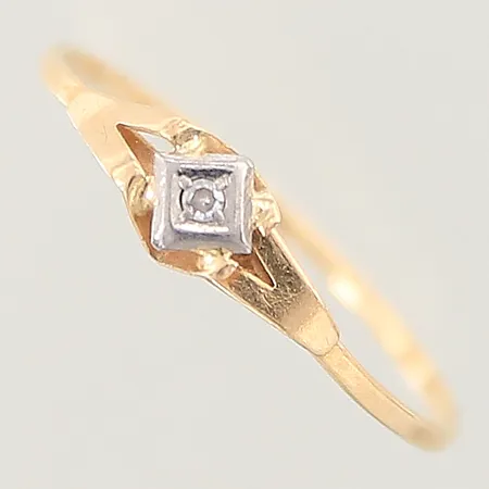 Ring med diamant ca 0,01ct, stl 16¾, bredd 0,8-4mm, 18K  Vikt: 0,6 g