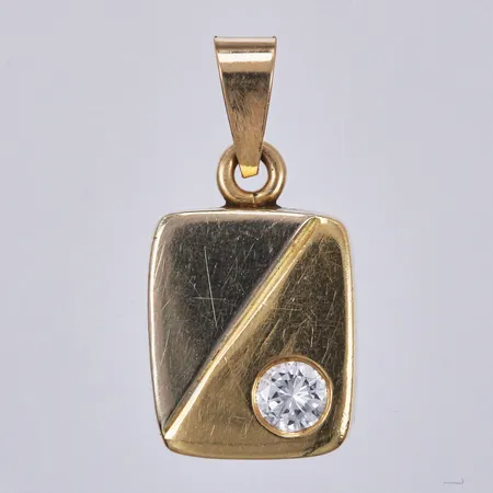 Hänge med diamant ca 1x0,16ct, hänge längd ca 20mm, bredd ca 10mm, 18K Vikt: 2,5 g