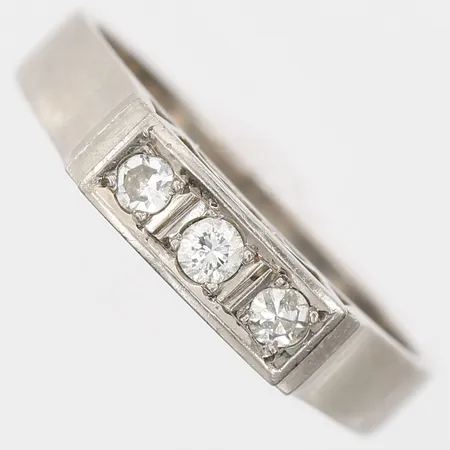 Ring med diamanter totalt 0,18ctv enligt gravyr, stl: 16¾, bredd: 3 - 4mm, Gunnar Fahlström AB, Hovjuvelerare, Stockholm år 1964, 18K vitguld.  Vikt: 4 g