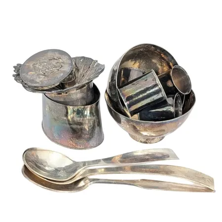 Parti silver, 925/1000, 1532g // större sked, silver 830/1000, 116g, sammanlagd finvikt cirka 1513g