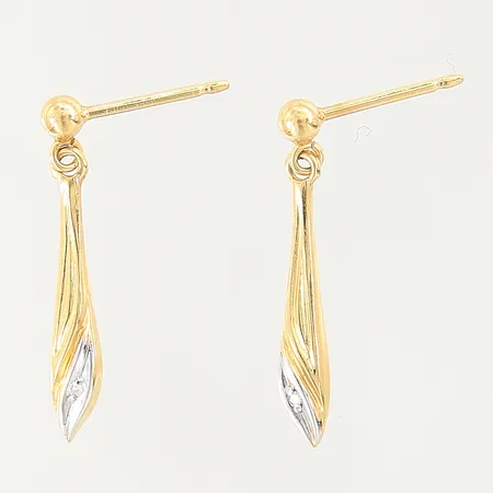 Ett par örhängen med diamanter, 2xca 0,005ct, 23X1,8mm, vitguldsdetaljer, saknar snurrebusar, 18K  Vikt: 1 g