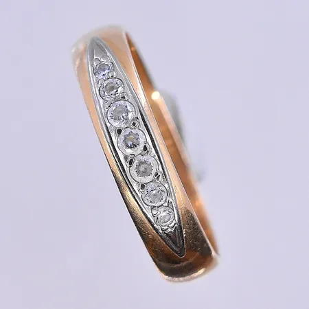 Ring med vita stenar stl:18, bredd 5 mm, graverad, 18K. Vikt: 3,4 g