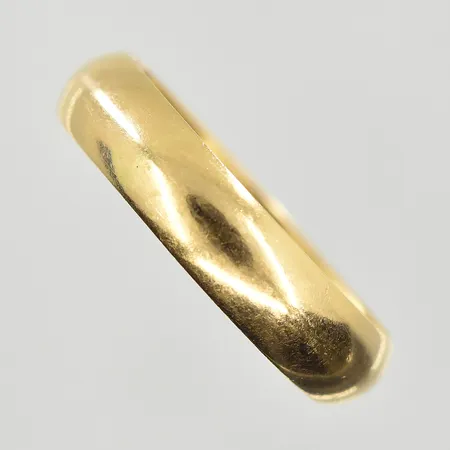 Ring, stl 18¾, bredd 5 mm, gravyr, 18K. Vikt: 4 g