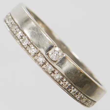 Ring med diamanter 1 x ca 0,03ct + 18 x ca 0,01ct, stl17½, bredd 3-4,5mm, GHA, vitguld, behov av omrodiering, 18K Vikt: 2,6 g
