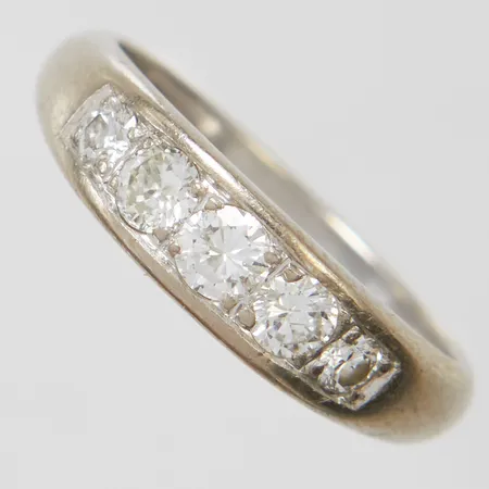 Ring med diamanter 2 x ca 0,05ct + 3 x ca 0,10ct, stl 15½, bredd 3-4,5mm, svenska stämplar, vitguld, behov av omrodiering, 18K Vikt: 3,4 g