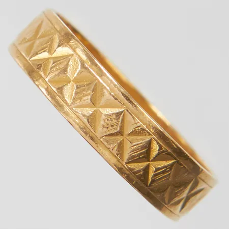 Ring med mönsterdekor, stl16, bredd 4,5mm, skev, 22K Vikt: 2,1 g